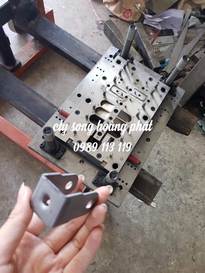 Khuôn dập liên hoàn trục bánh xe